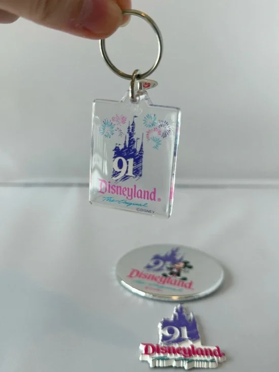 Vintage Disneyland 1991 Commemorative Pin Button, Magnet & Keychain Lot Disney - Picture 5 of 11